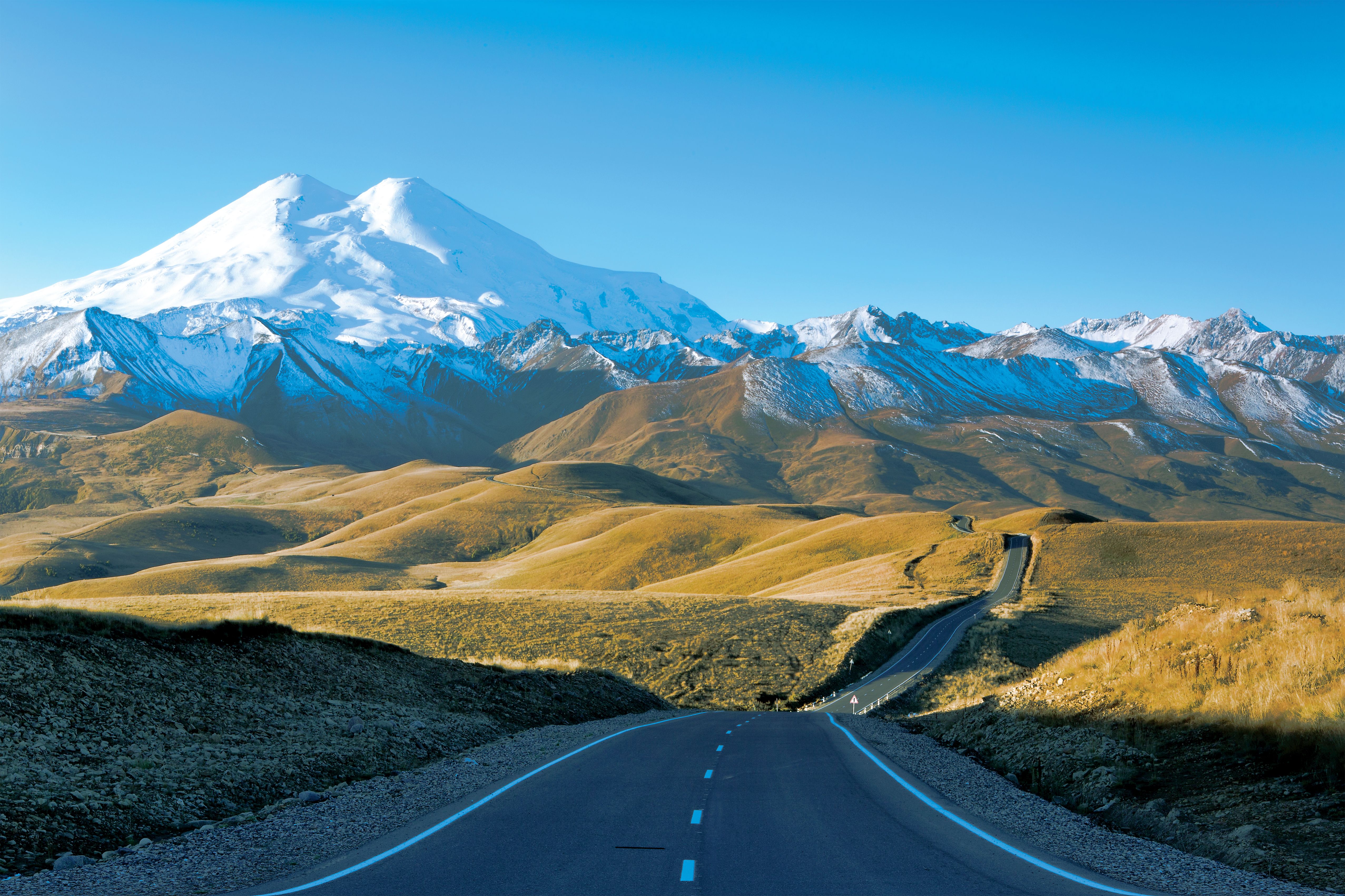 What mountain chain separates europe from asia. Гора Эльбрус. Поляна Нарзанов Эльбрус. Эльбрус озеро Гижгит. Путешествие на Эльбрус.