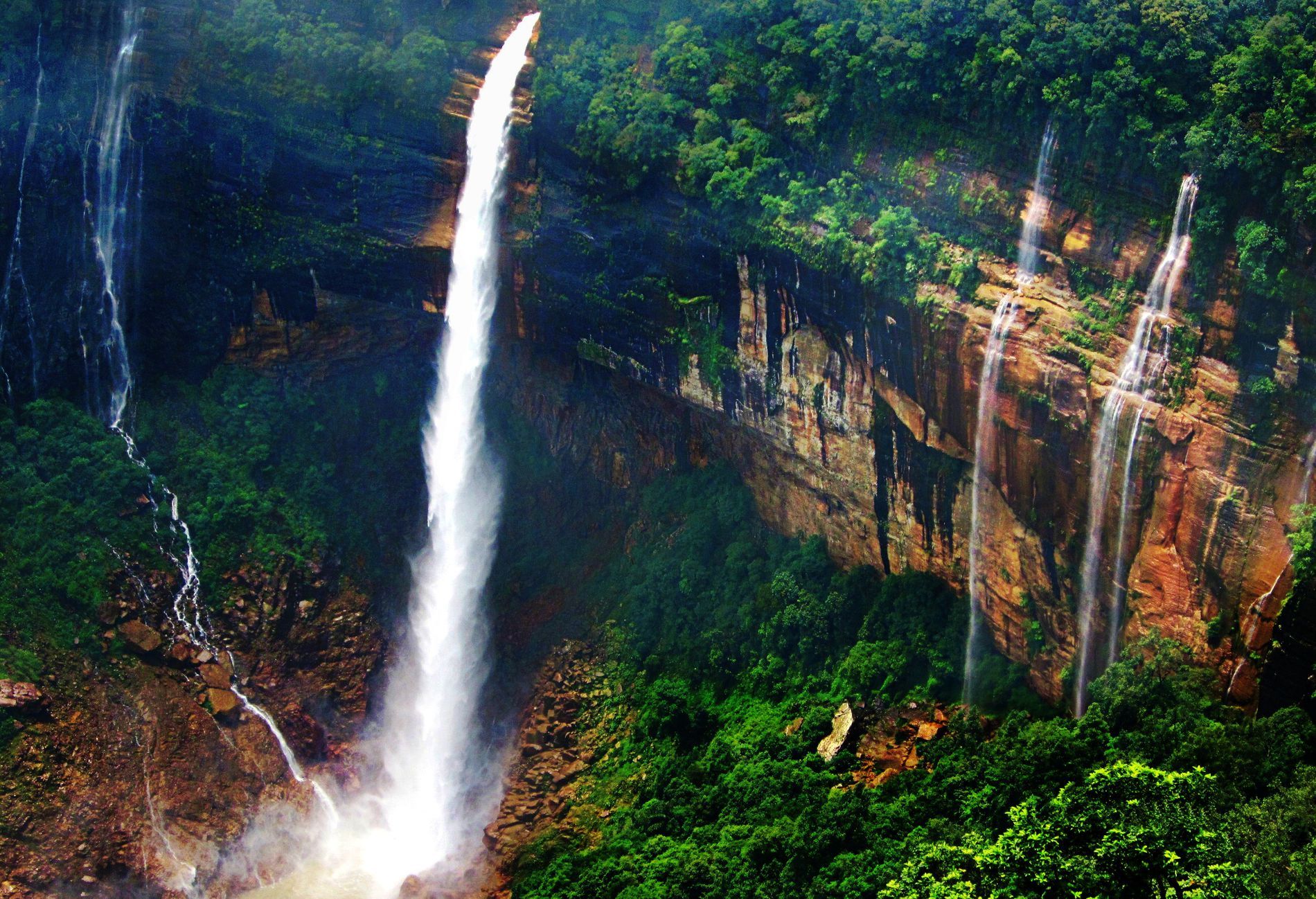 nohkalikai-falls-is-the-tallest-plunge-waterfall-in-india-its-height