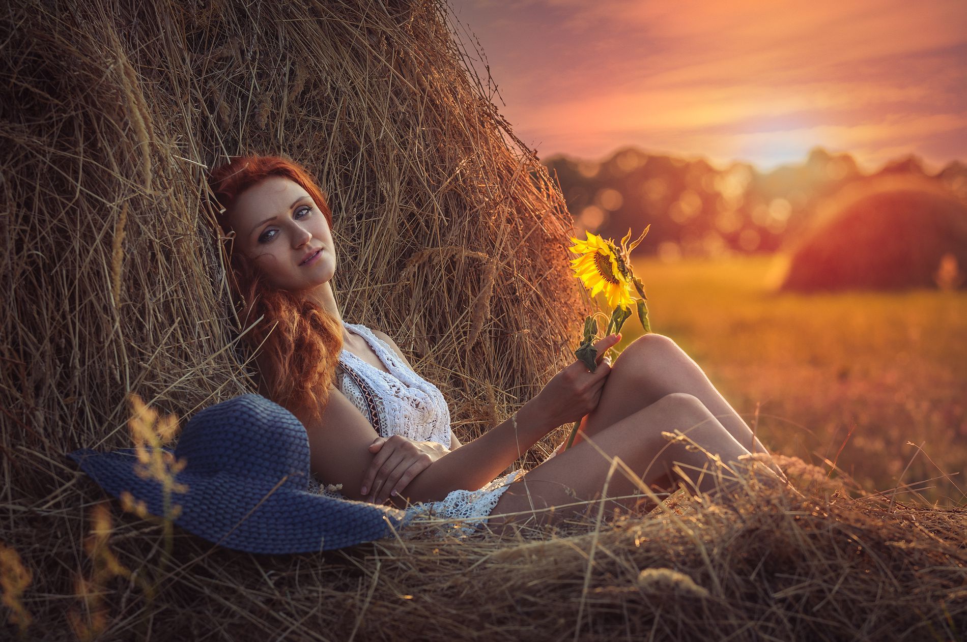Рыжая девушка на сене