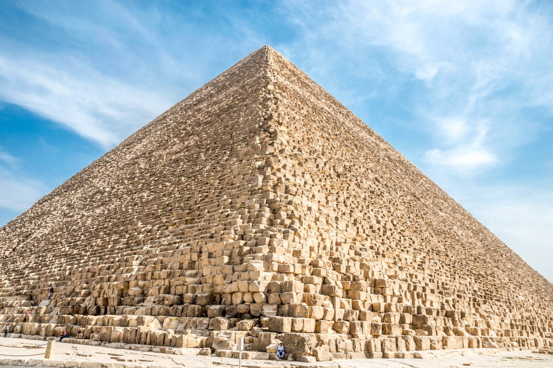 Какие из сохранились до наших дней. Египетская пирамида Хеопса. Пирамида Хуфу (Хеопса) в Египте. Пирамида фараона Хуфу. Пирамида Хеопса пирамиды Гизы.