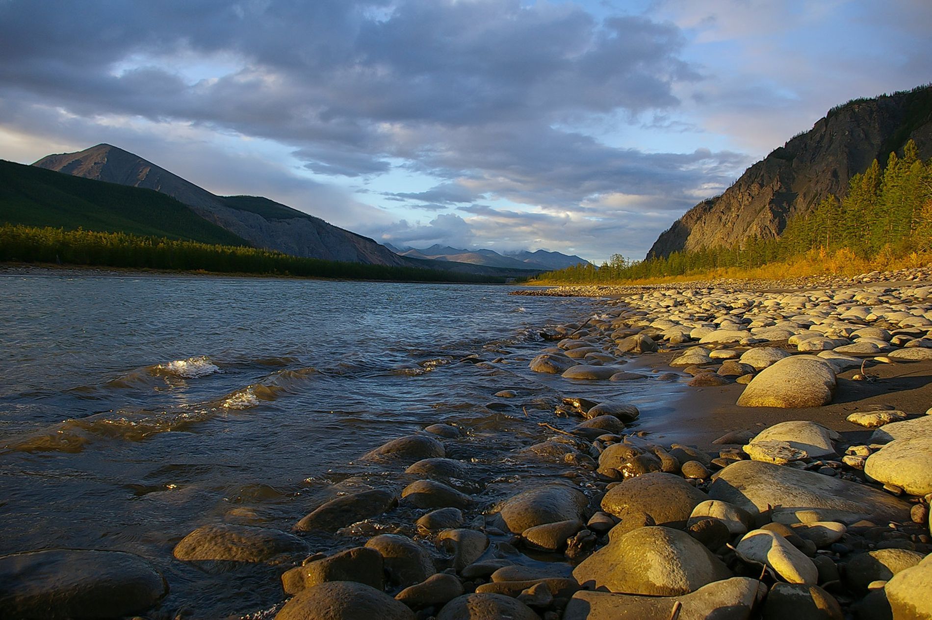 Реки и озера восточной сибири. Река Индигирка Якутия. Северо Восточная Сибирь река Индигирка. Исток реки Индигирка.
