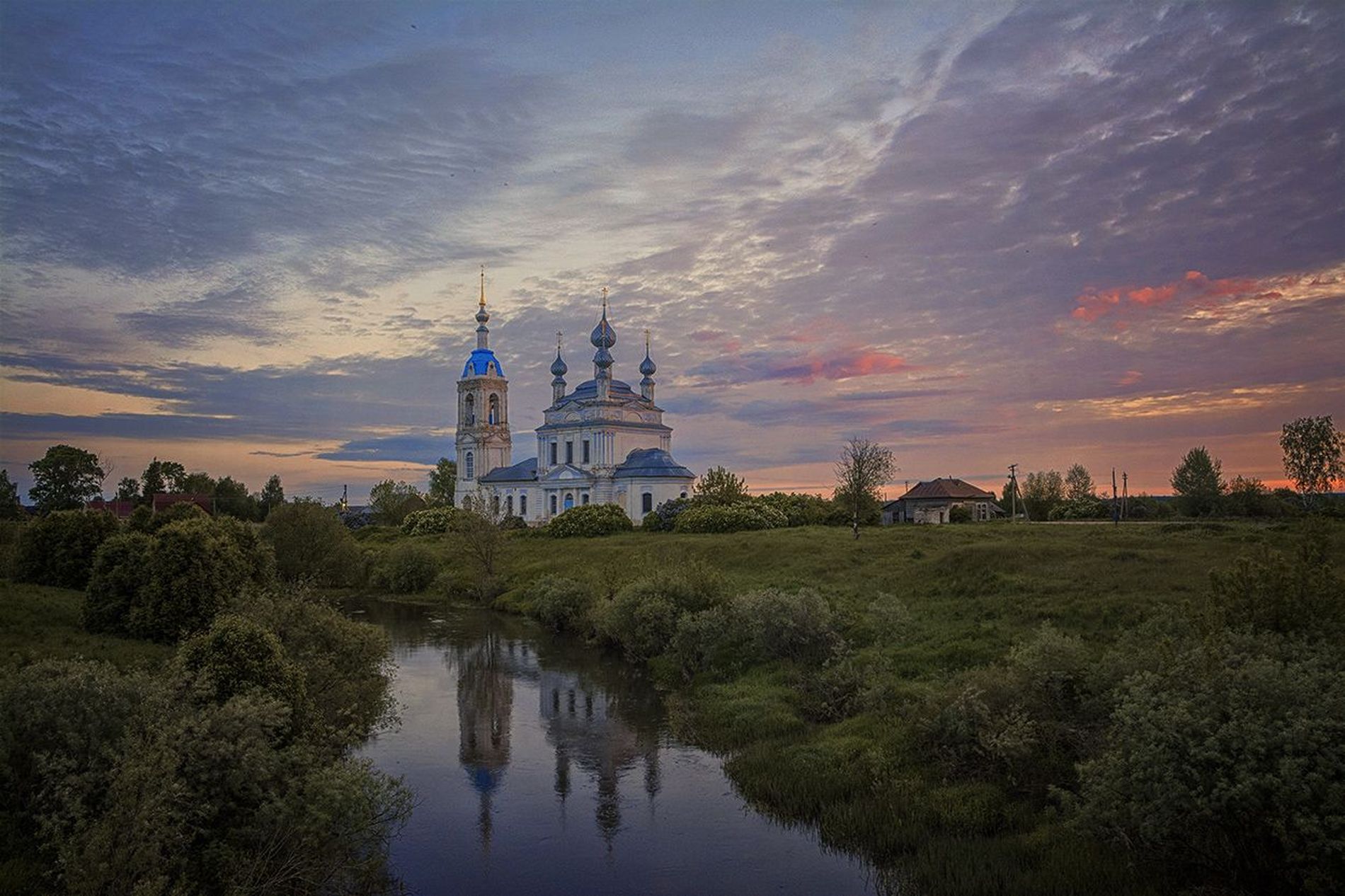 Церкви храмы река. Ярославская область деревня река Церковь. Савинское Ярославская область. Псковская глубинка монастыри. Русь Церковь на возвышенности.