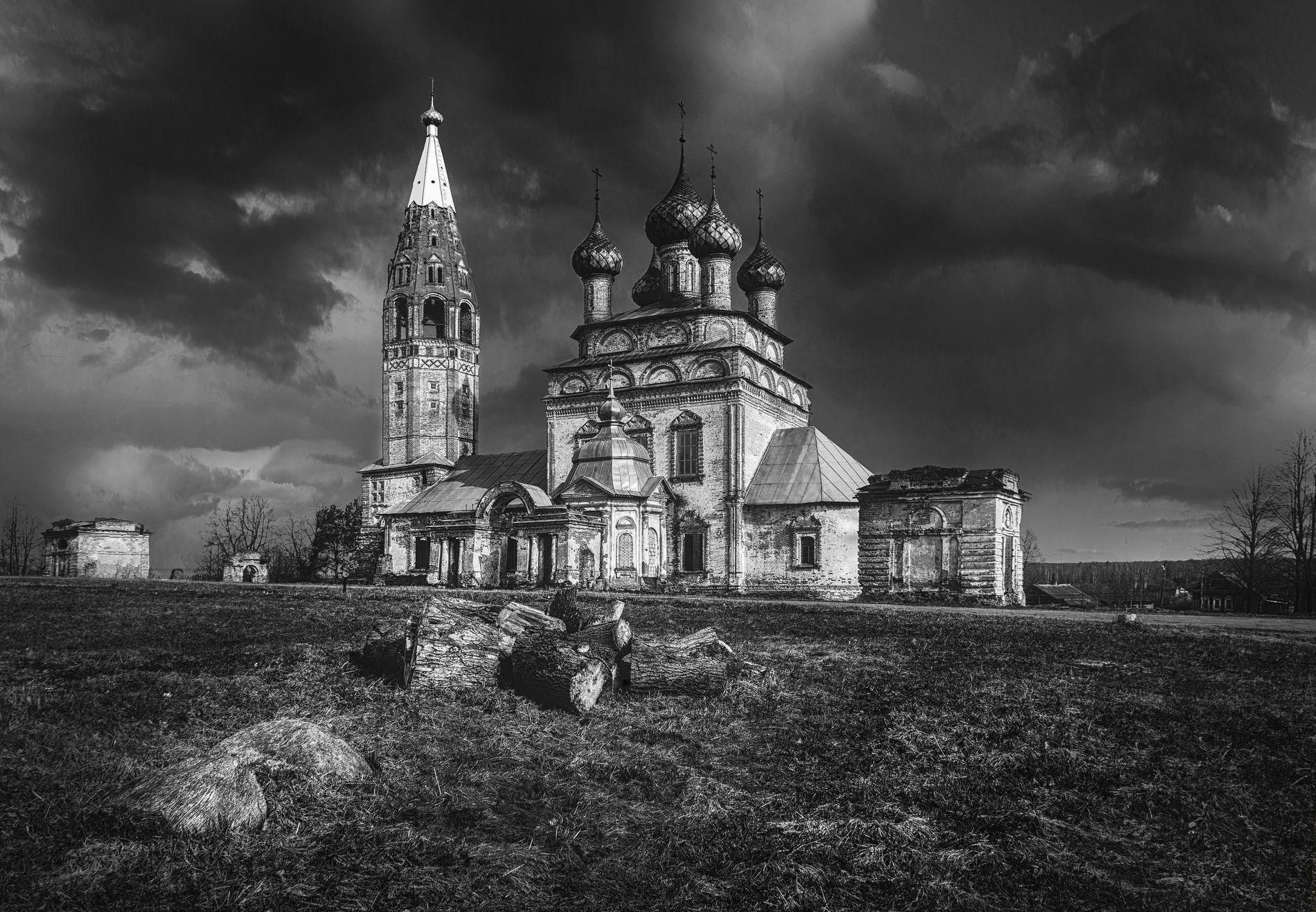 У старой церкви. Красивая Церковь. Храмы России. Православная Церковь. Русь природа.