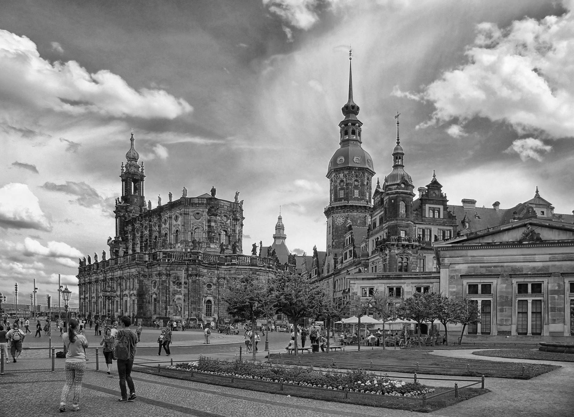 Дрезден это. Саксония Дрезден. Германия Дрезден достопримечательности. Кафедральные соборы Германии Дрезден.