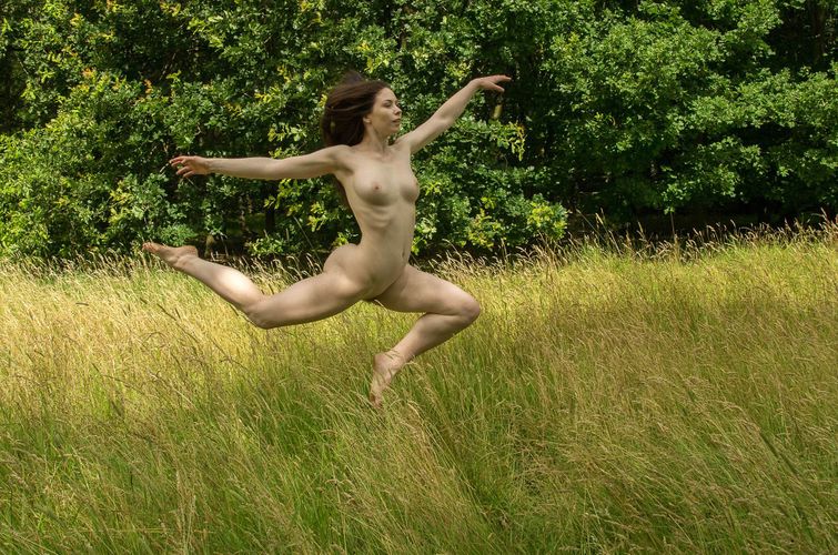 Black Women Naked And Jumping.