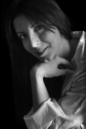 Hand to Chin – Mono