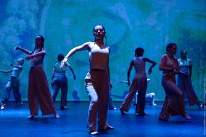 Stage Blue – Ensemble in Motion