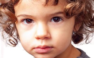 Curls & Gaze – Close-Up