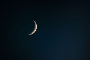 Crescent Moon – Night Minimalism